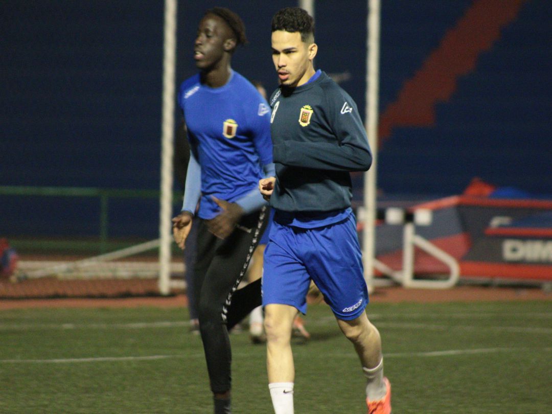 Laurent Lopes en su primer entrenamiento como nuevo jugador de la UD Lanzarote. Laurent Lopes en su primer entrenamiento como nuevo jugador de la UD Lanzarote.