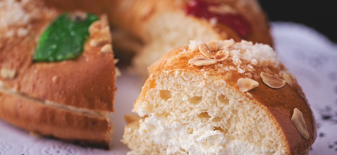 Roscón de Reyes relleno de nata Roscón de Reyes relleno de nata