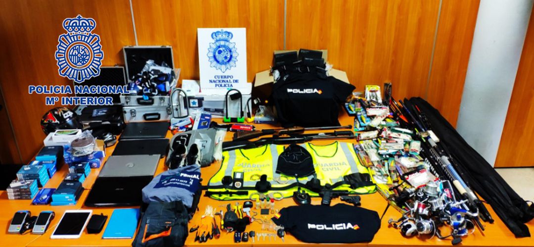 La Policía Nacional incautó a los tres detenidos diferentes objetos empleados para cometer robos entre ellos ropa y efectos propios de la Policía. La Policía Nacional incautó a los tres detenidos diferentes objetos empleados para cometer robos entre ellos ropa y efectos propios de la Policía.