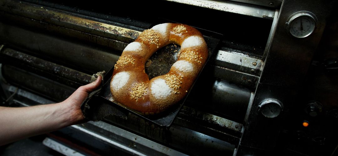 Un roscón de Reyes recién horneado Un roscón de Reyes recién horneado