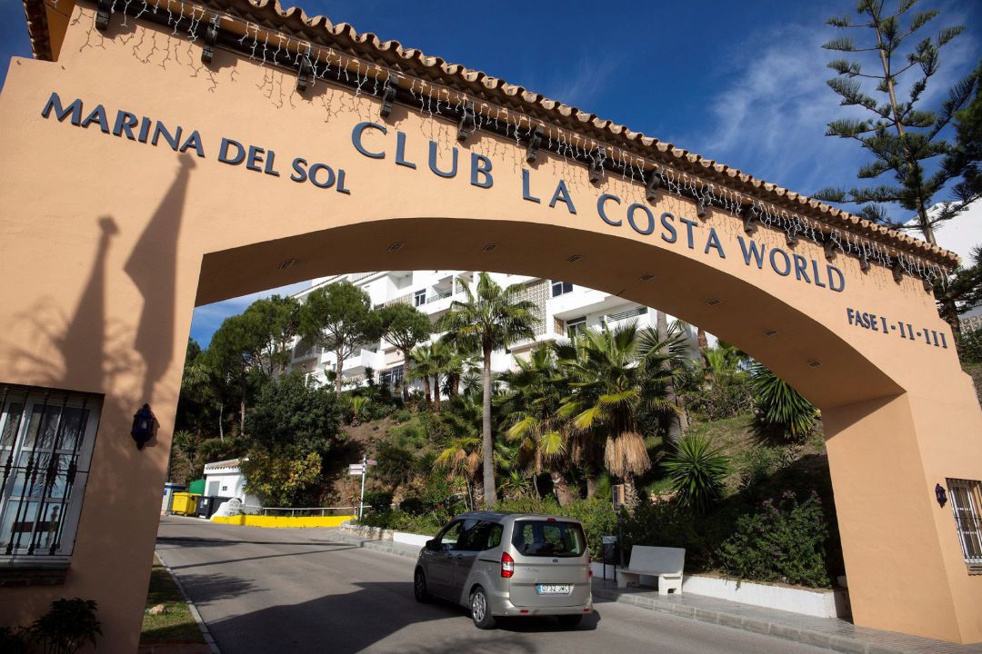 urbanización Club La Costa de Mijas (Málaga), donde ayer un hombre de nacionalidad británica y dos de sus hijos menores de edad fallecieron ahogados en la piscina en la de la urbanización, en un extraño suceso que está investigando la Guardia Civil urbanización Club La Costa de Mijas (Málaga), donde ayer un hombre de nacionalidad británica y dos de sus hijos menores de edad fallecieron ahogados en la piscina en la de la urbanización, en un extraño suceso que está investigando la Guardia Civil