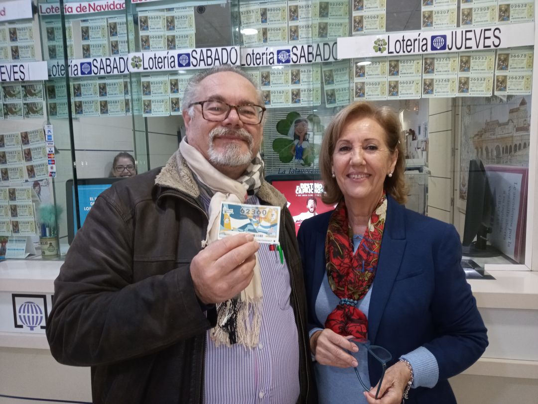 Luisa Rodríguez junto a uno de los agraciados Luisa Rodríguez junto a uno de los agraciados