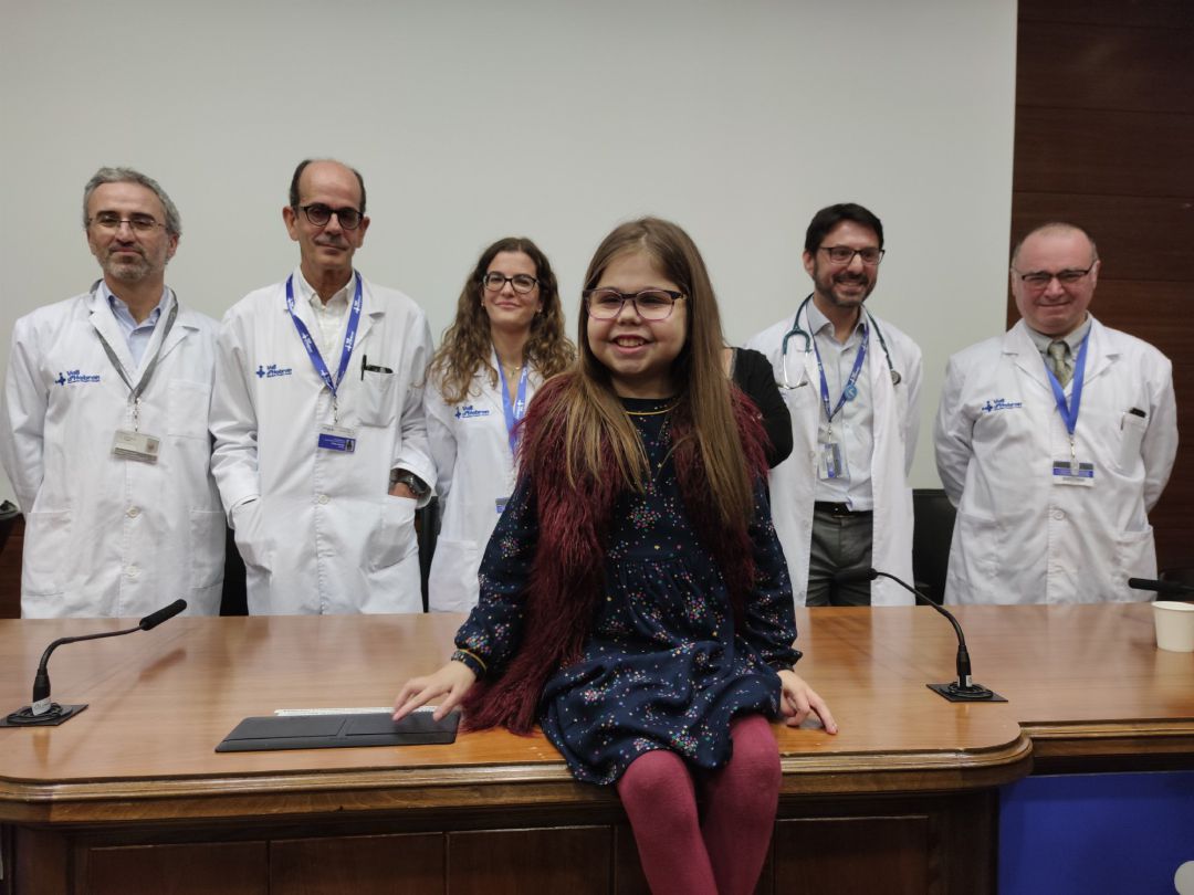 La paciente, Iria, junto con algunos miembros del equipo médico del hospital. La paciente, Iria, junto con algunos miembros del equipo médico del hospital.