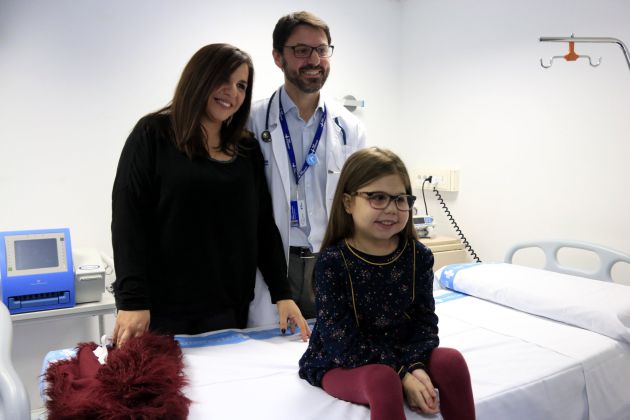 Íria, junto a su madre, Judith, y el doctor Jesús Quintero. Íria, junto a su madre, Judith, y el doctor Jesús Quintero.