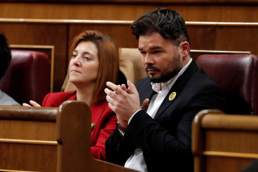 Los diputados de ERC, Gabriel Rufián y Carolina Telechea (i), durante el discurso del candidato a la Presidencia del Gobierno, Pedro Sánchez Los diputados de ERC, Gabriel Rufián y Carolina Telechea (i), durante el discurso del candidato a la Presidencia del Gobierno, Pedro Sánchez