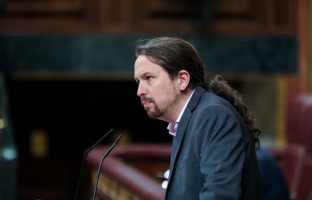 El secretario general de Podemos, Pablo Iglesias, interviene desde la tribuna del Congreso de los Diputados en la primera sesión del debate de investidura del candidato socialista a la Presidencia de Gobierno.
El secretario general de Podemos, Pablo Iglesias, interviene desde la tribuna del Congreso de los Diputados en la primera sesión del debate de investidura del candidato socialista a la Presidencia de Gobierno.