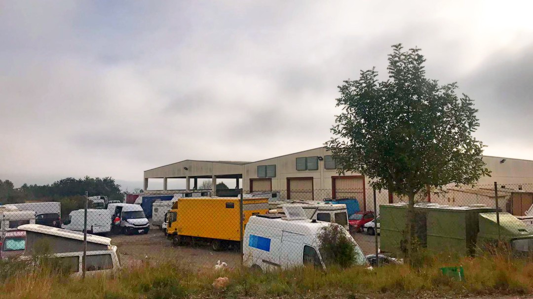 Finaliza la fiesta ilegal en la nave abandonada de Sant Mateu