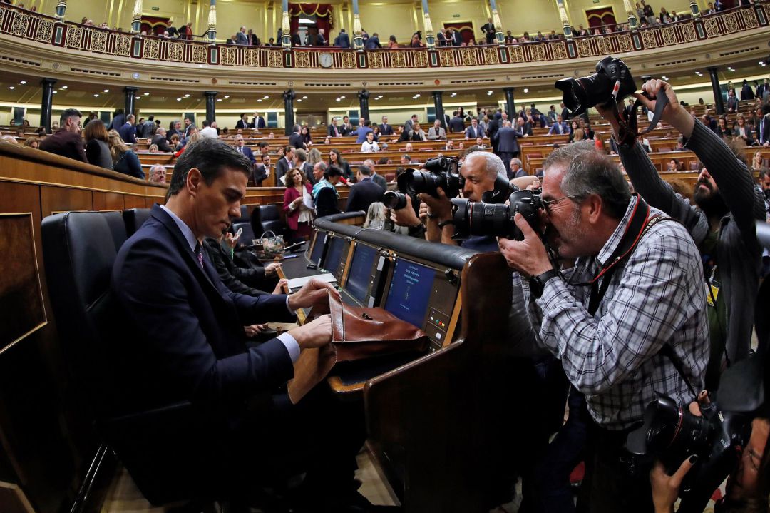El candidato a la Presidencia del Gobierno, Pedro Sánchez, regresa a su escaño en el Congreso de los Diputados tras el primer receso en la primera jornada de la sesión de su investidura como presidente del Gobierno. El candidato a la Presidencia del Gobierno, Pedro Sánchez, regresa a su escaño en el Congreso de los Diputados tras el primer receso en la primera jornada de la sesión de su investidura como presidente del Gobierno.