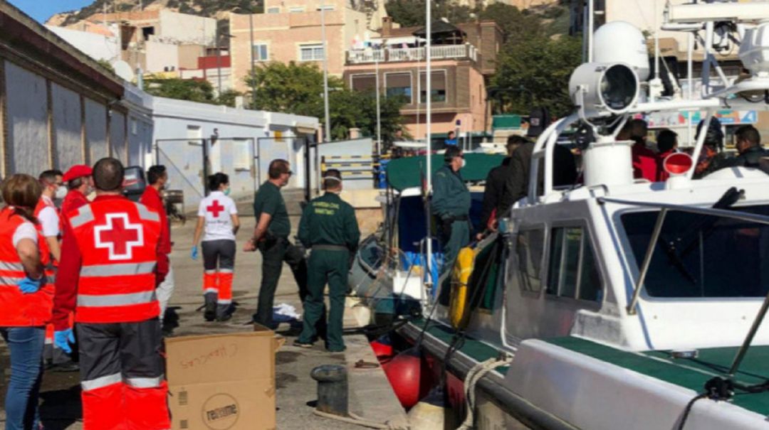 Llegan dos nuevas pateras con 32 inmigrantes a bordo a las costas de Murcia Llegan dos nuevas pateras con 32 inmigrantes a bordo a las costas de Murcia