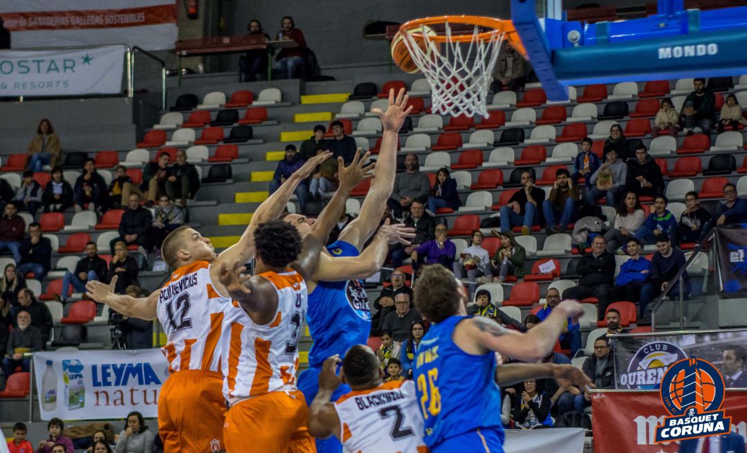 La intensa defensa del Coruña cerró el aro ourensano para mantener la ventaja hasta el final. 72-65 La intensa defensa del Coruña cerró el aro ourensano para mantener la ventaja hasta el final. 72-65