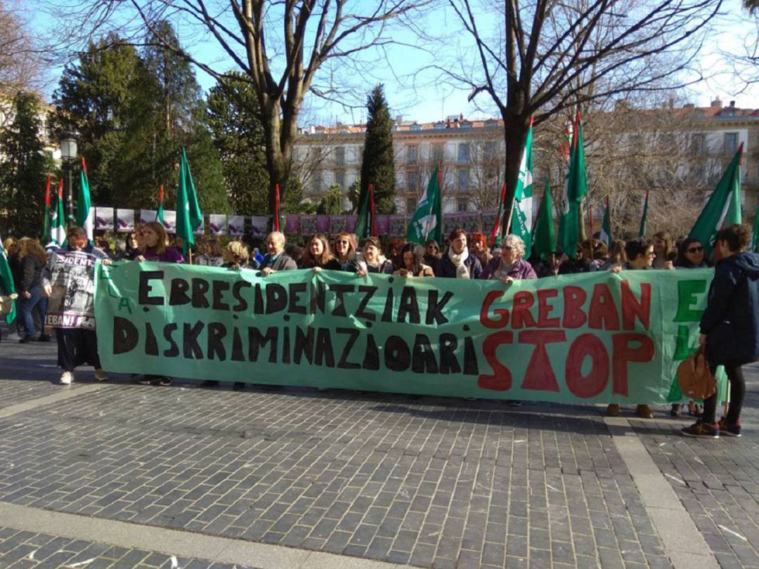 ELA prolonga un mes más la huelga de las trabajadoras de las residencias de Guipuzcoa: ELA prolonga un mes más la huelga de las trabajadoras de las residencias de Guipuzcoa ELA prolonga un mes más la huelga de las trabajadoras de las residencias de Guipuzcoa: ELA prolonga un mes más la huelga de las trabajadoras de las residencias de Guipuzcoa