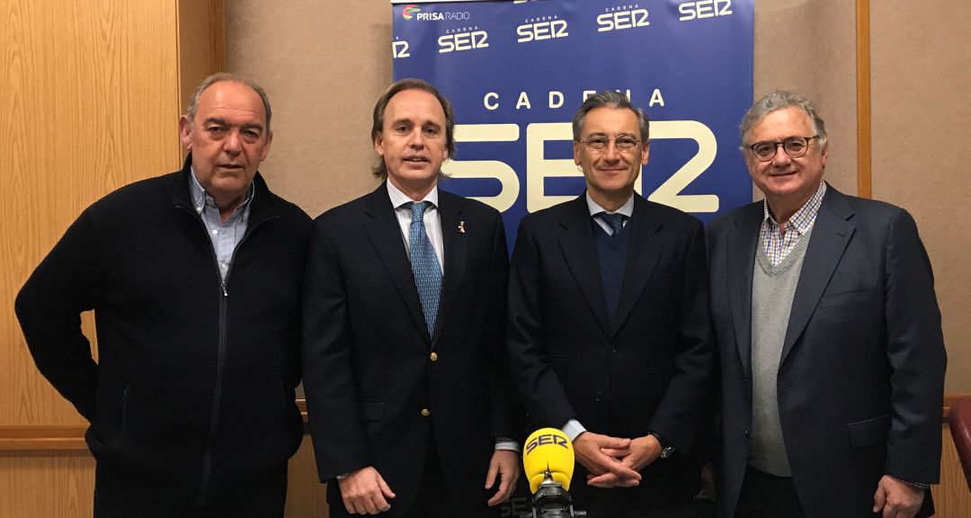 De izquierda a derecha, Pedro Preciado, director del programa 'Sevilla, Pueblo a Pueblo'; Enrique Ybarra, ayudante del Rey Melchor; Gabriel Rojas, ayudante del Rey Baltasar; y Antonio Yélamo, director de Radio Sevilla y de la Cadena SER en Andalucía De izquierda a derecha, Pedro Preciado, director del programa 'Sevilla, Pueblo a Pueblo'; Enrique Ybarra, ayudante del Rey Melchor; Gabriel Rojas, ayudante del Rey Baltasar; y Antonio Yélamo, director de Radio Sevilla y de la Cadena SER en Andalucía