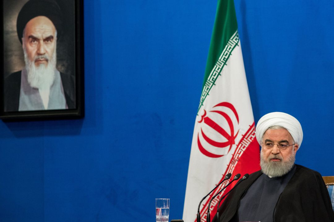 Hasán Rohani y un retrato de Ruholá Jomeini. Hasán Rohani y un retrato de Ruholá Jomeini.