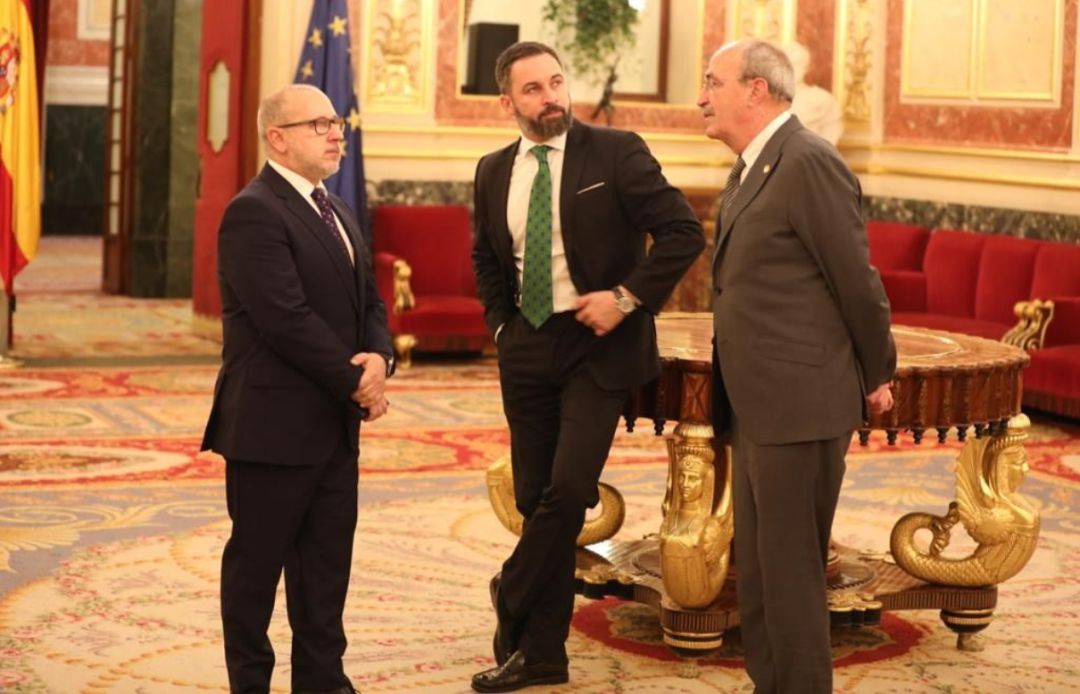 El líder de Vox, Santiago Abascal, junto a otros diputados de su partido fuera de la Cámara durante la intervención de la diputada de EH Bildu. El líder de Vox, Santiago Abascal, junto a otros diputados de su partido fuera de la Cámara durante la intervención de la diputada de EH Bildu.
