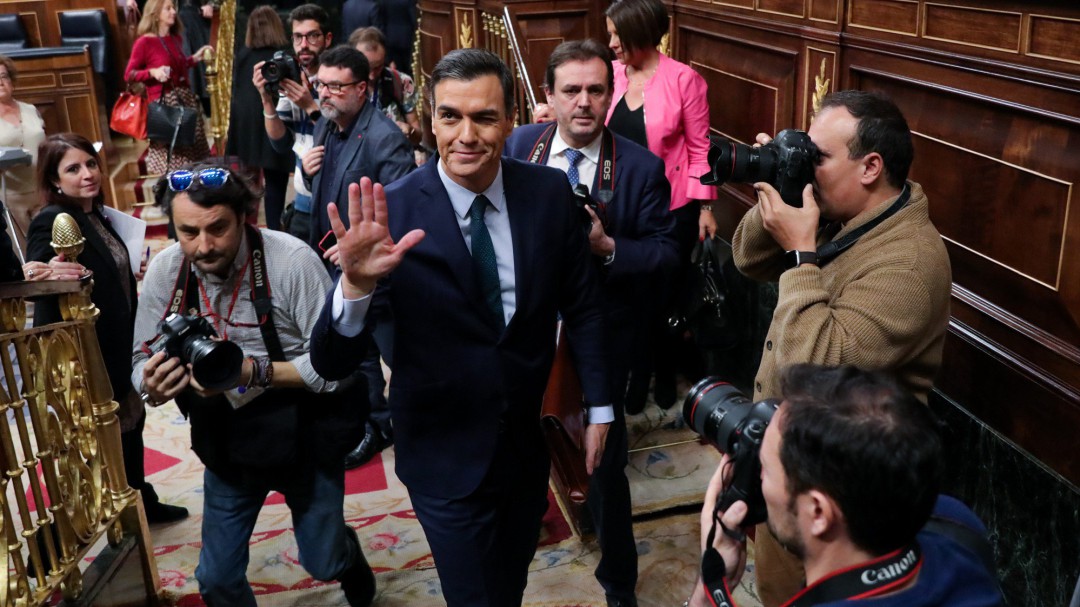 Sánchez no logra mayoría absoluta y su investidura se pospone hasta el martes