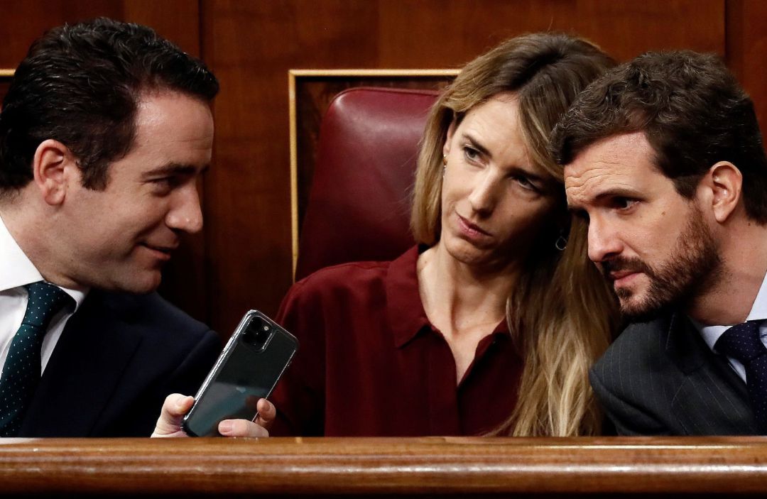 Los dirigentes del PP Teodoro García Egea (i), Cayetana Alvarez de Toledo y Pablo Casado, durante la segunda jornada del debate de investidura de Pedro Sánchez como presidente del Gobierno este domingo en el Congreso de los Diputados. Los dirigentes del PP Teodoro García Egea (i), Cayetana Alvarez de Toledo y Pablo Casado, durante la segunda jornada del debate de investidura de Pedro Sánchez como presidente del Gobierno este domingo en el Congreso de los Diputados.