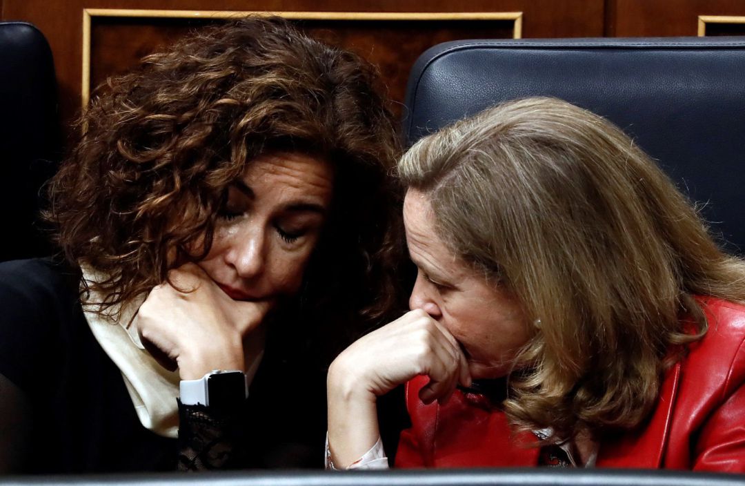 Las ministras en funciones de Hacienda María Jesús Montero y de Economía Nadia Calviño, durante la segunda jornada del debate de su investidura como presidente del Gobierno este domingo en el Congreso de los Diputados. Las ministras en funciones de Hacienda María Jesús Montero y de Economía Nadia Calviño, durante la segunda jornada del debate de su investidura como presidente del Gobierno este domingo en el Congreso de los Diputados.