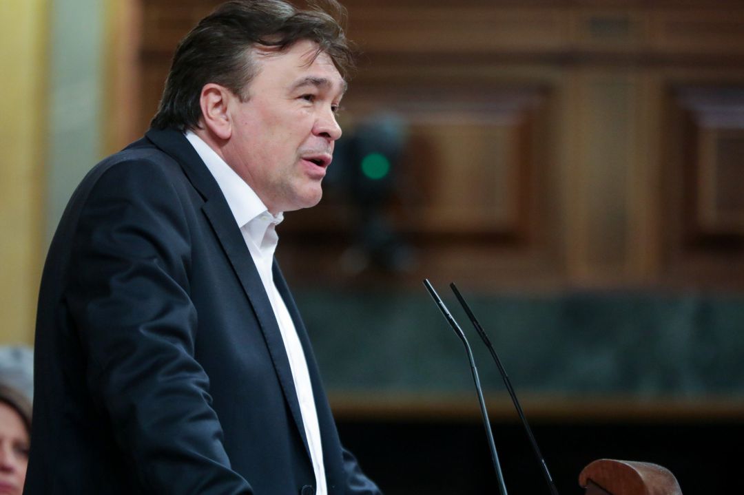El diputado de Teruel Existe, Tomas Guitarte (que participa por primera vez en un pleno) interviene desde la tribuna del Congreso de los Diputados en la primera sesión del debate de investidura del candidato socialista a la Presidencia de Gobierno en la XIV Legislatura en Madrid (España), a 4 de enero de 2020. El diputado de Teruel Existe, Tomas Guitarte (que participa por primera vez en un pleno) interviene desde la tribuna del Congreso de los Diputados en la primera sesión del debate de investidura del candidato socialista a la Presidencia de Gobierno en la XIV Legislatura en Madrid (España), a 4 de enero de 2020.