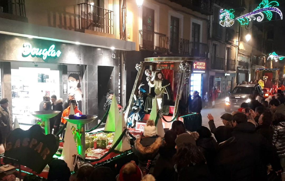 El rey Gaspar durante su llegada a la villa saluda a los arandinos en la Calle Isilla. El rey Gaspar durante su llegada a la villa saluda a los arandinos en la Calle Isilla.