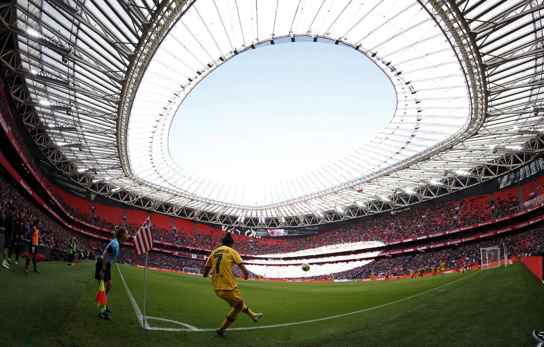 La jugadora del Barcelona, Jenni Hermoso (i), realiza un saque de esquina, durante el partido contra el Athletic correspondiente a la decimoquinta jornada de Primera Iberdrola disputado este domingo en San Mamés La jugadora del Barcelona, Jenni Hermoso (i), realiza un saque de esquina, durante el partido contra el Athletic correspondiente a la decimoquinta jornada de Primera Iberdrola disputado este domingo en San Mamés