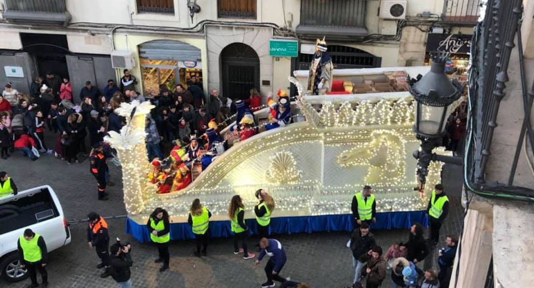 Una de las carrozas de la cabalgata a su paso por la plaza de Santa María. Una de las carrozas de la cabalgata a su paso por la plaza de Santa María.