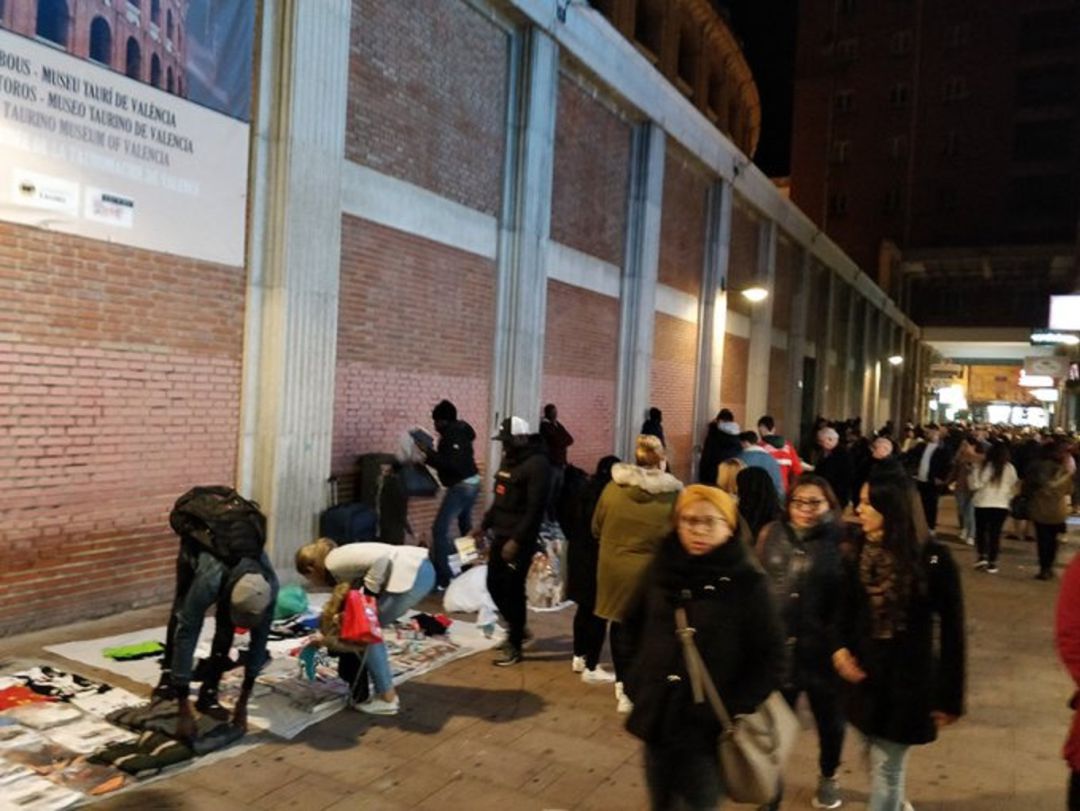 Manteros situados en el Pasaje Doctor Serra (València) el pasado sábado 4 de diciembre Manteros situados en el Pasaje Doctor Serra (València) el pasado sábado 4 de diciembre