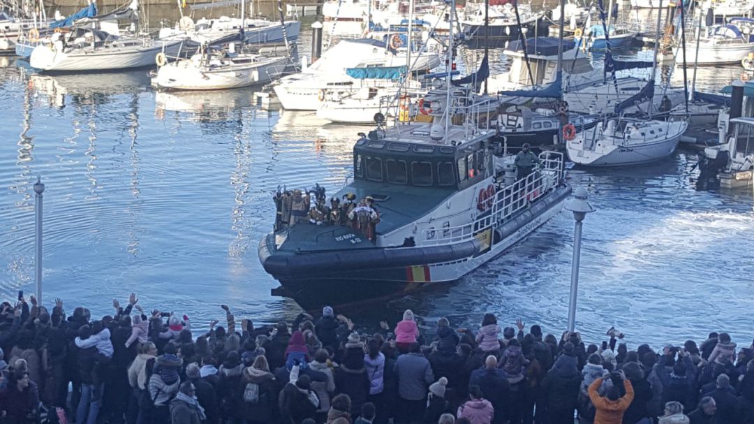 Los Reyes Magos desembarcan en el puerto deportivo de Gijón Los Reyes Magos desembarcan en el puerto deportivo de Gijón