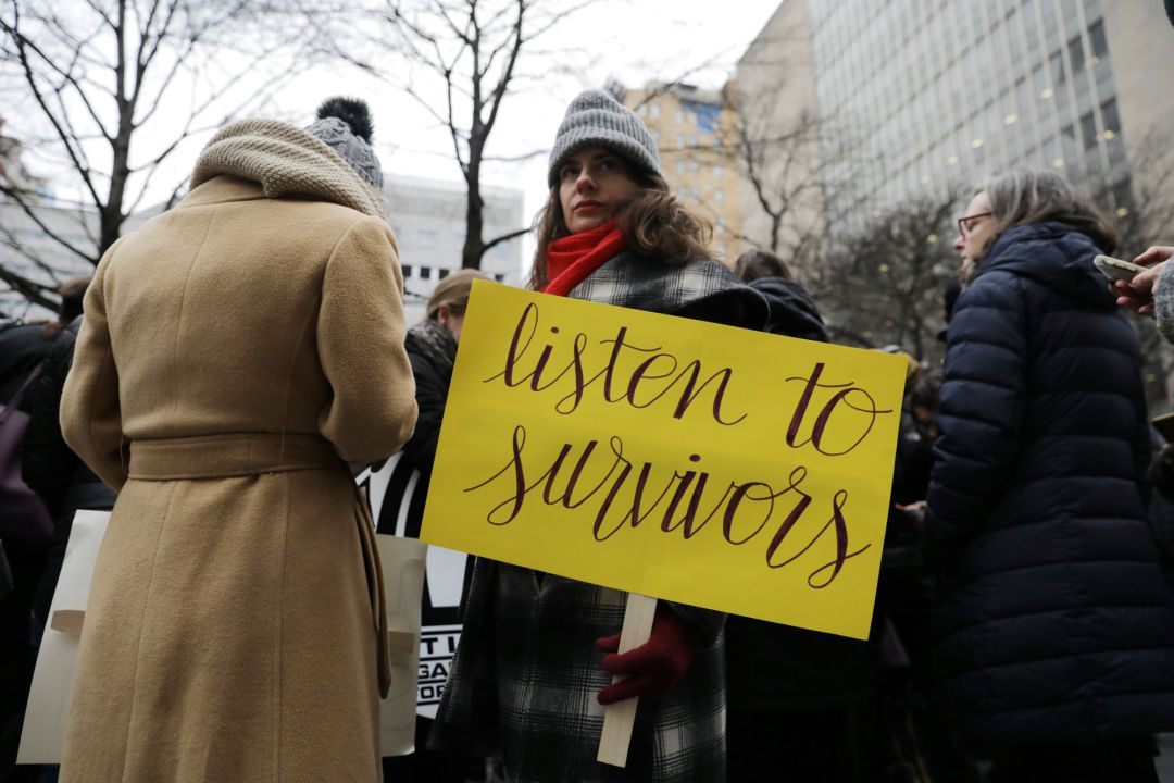 Weinstein llega a la corte para iniciar juicio entre protestas de feministas Weinstein llega a la corte para iniciar juicio entre protestas de feministas