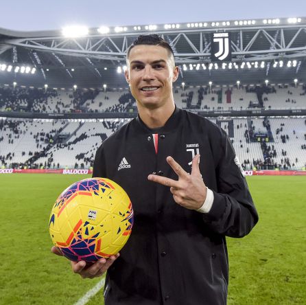 Cristiano celebra su triplete al Cagliari. Cristiano celebra su triplete al Cagliari.