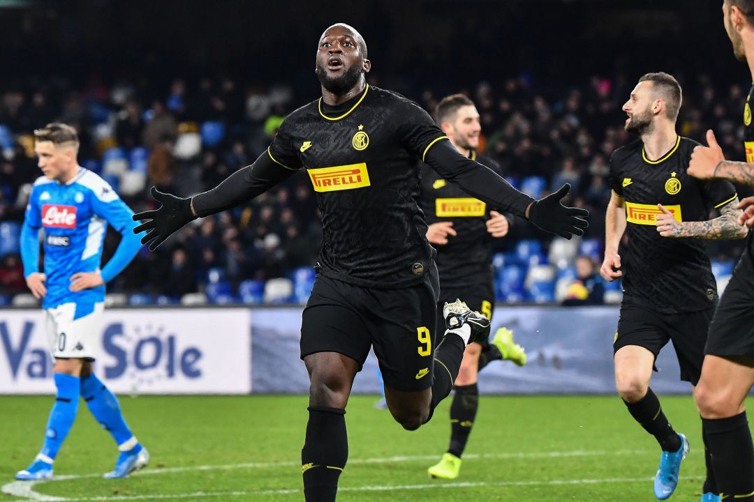 Lukaku celebra uno de sus dos goles al Nápoles. Lukaku celebra uno de sus dos goles al Nápoles.