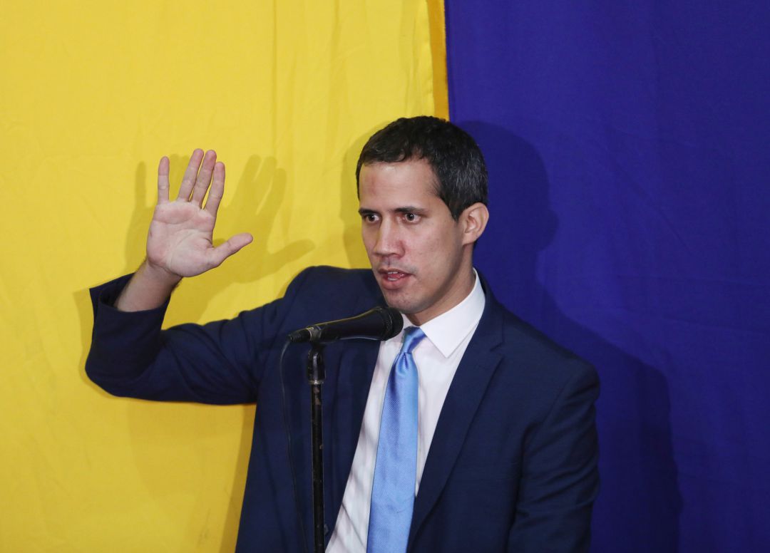 El líder opositor venezolano Juan Guaido, jurando su cargo como presidente de la Asamblea este domingo en Caracas. El líder opositor venezolano Juan Guaido, jurando su cargo como presidente de la Asamblea este domingo en Caracas.