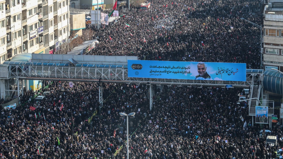 Cientos de miles de iraníes acuden al funeral de Soleimani en Teherán