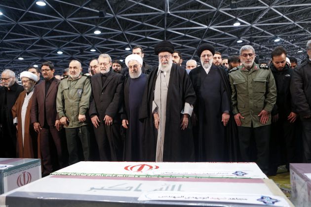 El líder supremo iraní, el ayatolá Ali Khamenei, al frente de una oración en recuerdo Qassem Soleimani, este lunes en Teherán. El líder supremo iraní, el ayatolá Ali Khamenei, al frente de una oración en recuerdo Qassem Soleimani, este lunes en Teherán.