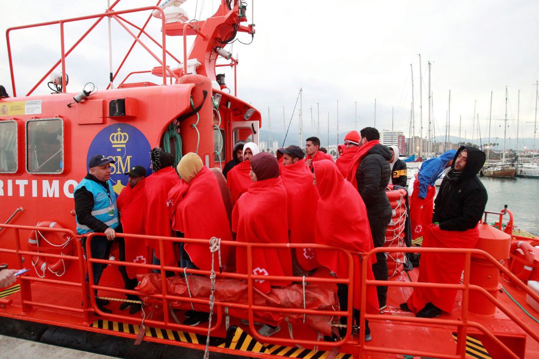 Llegan al puerto de Algeciras, los 18 inmigrantes rescatados por efectivos de Salvamento Llegan al puerto de Algeciras, los 18 inmigrantes rescatados por efectivos de Salvamento