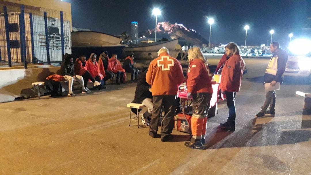 Interceptada una patera con 14 personas a bordo, la séptima de la semana en Alicante Interceptada una patera con 14 personas a bordo, la séptima de la semana en Alicante