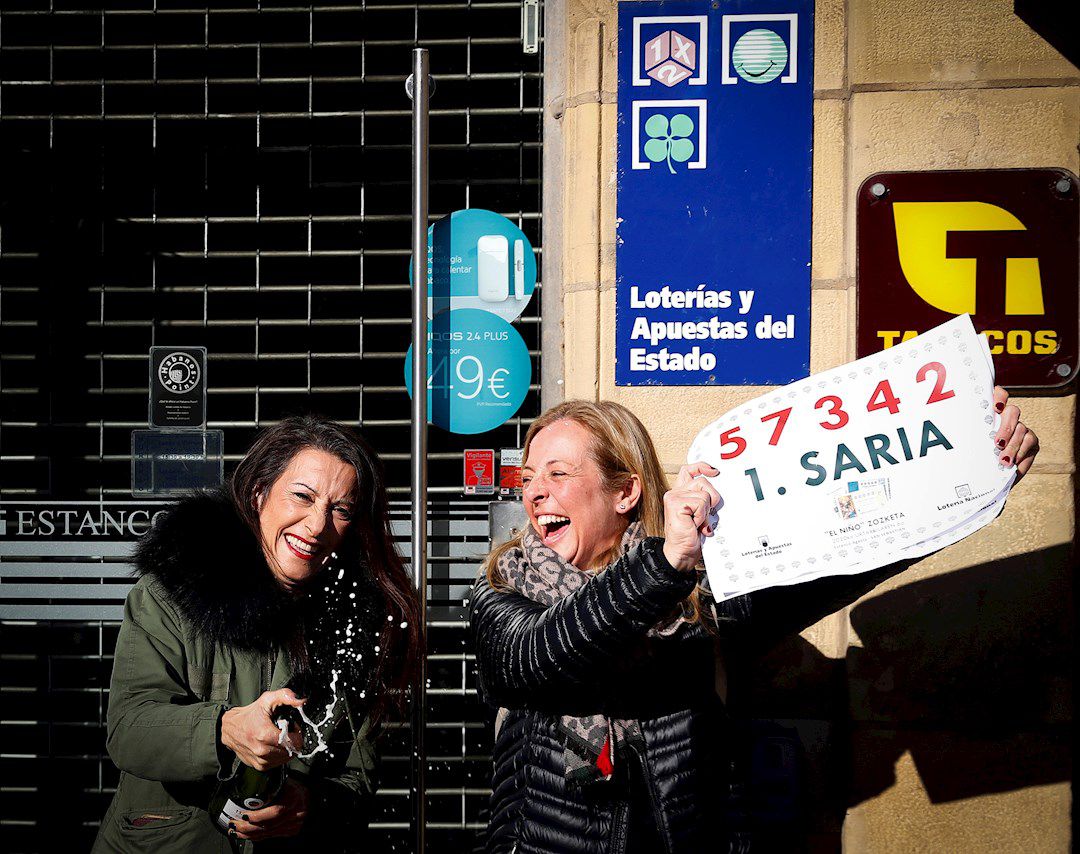 Las responsables de un estanco ubicado en la calle Reina Regente, en el centro de lSan Sebastián, Miren Gurpegi (i) y Ainhoa Tais, se han acercado para brindar con cava tras haber repartido 400.000 euros de el gordo del Sorteo Extraordinario de "El Niño". Las responsables de un estanco ubicado en la calle Reina Regente, en el centro de lSan Sebastián, Miren Gurpegi (i) y Ainhoa Tais, se han acercado para brindar con cava tras haber repartido 400.000 euros de el gordo del Sorteo Extraordinario de "El Niño".