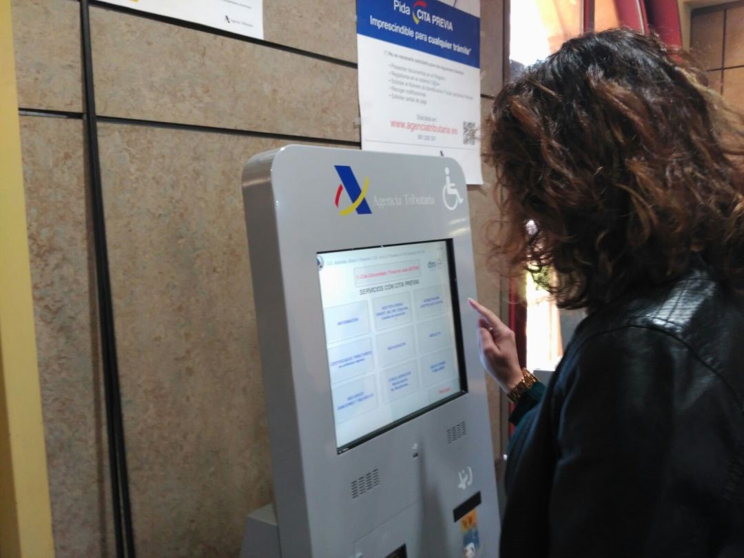 Imagen de archivo de una mujer realizando la declaración de la renta. Imagen de archivo de una mujer realizando la declaración de la renta.