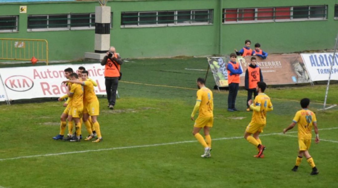 Los jugadores del Compos celebran el gol marcado por Brais Abelenda en O Couto Los jugadores del Compos celebran el gol marcado por Brais Abelenda en O Couto