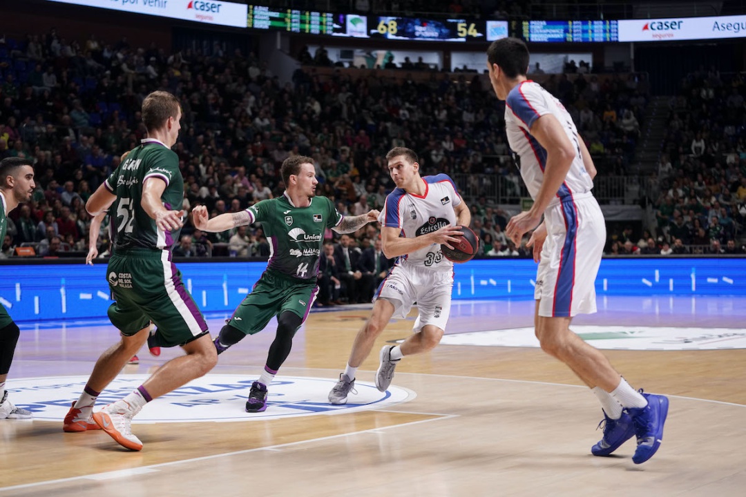 Chris Czerapowicz y Dejan Kravic, en un ataque del Obra en la pista del Unicaja Chris Czerapowicz y Dejan Kravic, en un ataque del Obra en la pista del Unicaja