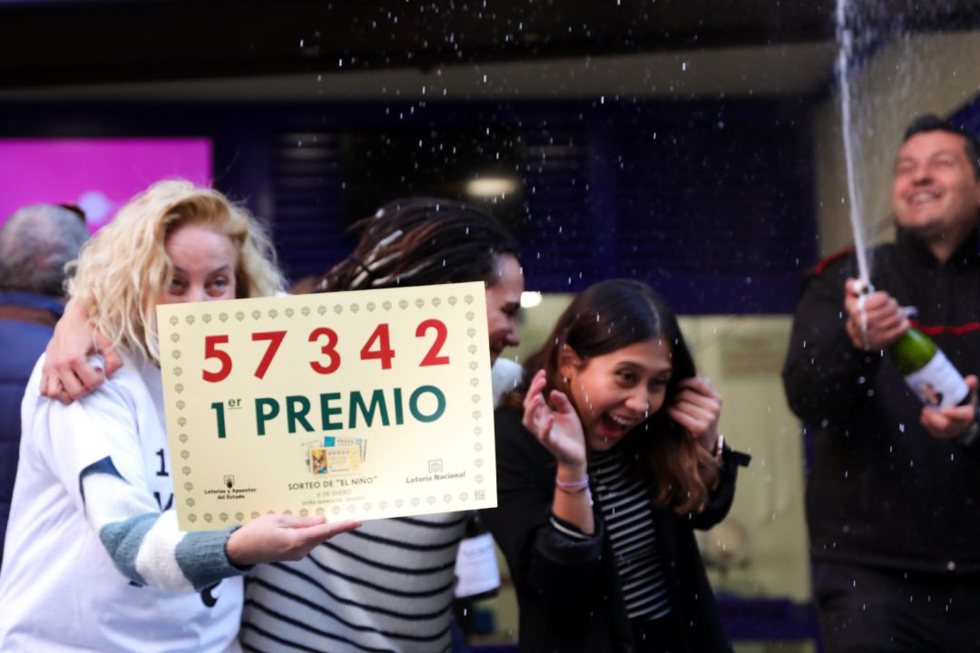 Miembros de la administración de Doña Manolita celebran haber vendido el primer premio del Sorteo Extraordinario del Niño, en Madrid (España) a 6 de enero de 2020. Miembros de la administración de Doña Manolita celebran haber vendido el primer premio del Sorteo Extraordinario del Niño, en Madrid (España) a 6 de enero de 2020.
