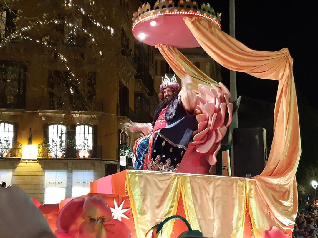El rey Gaspar en un momento de la Cabalgata de Reyes Magos 2020 de Palma. El rey Gaspar en un momento de la Cabalgata de Reyes Magos 2020 de Palma.