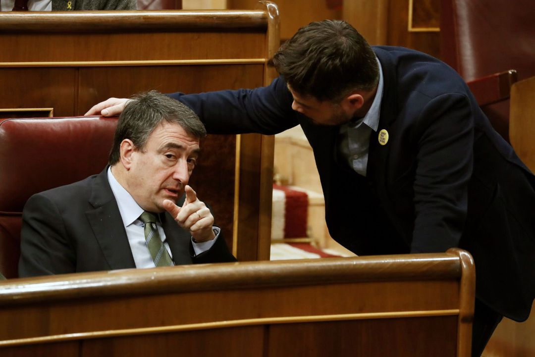 El portavoz del PNV, Aitor Esteban, conversa con el portavoz de ERC, Gabriel Rufián El portavoz del PNV, Aitor Esteban, conversa con el portavoz de ERC, Gabriel Rufián