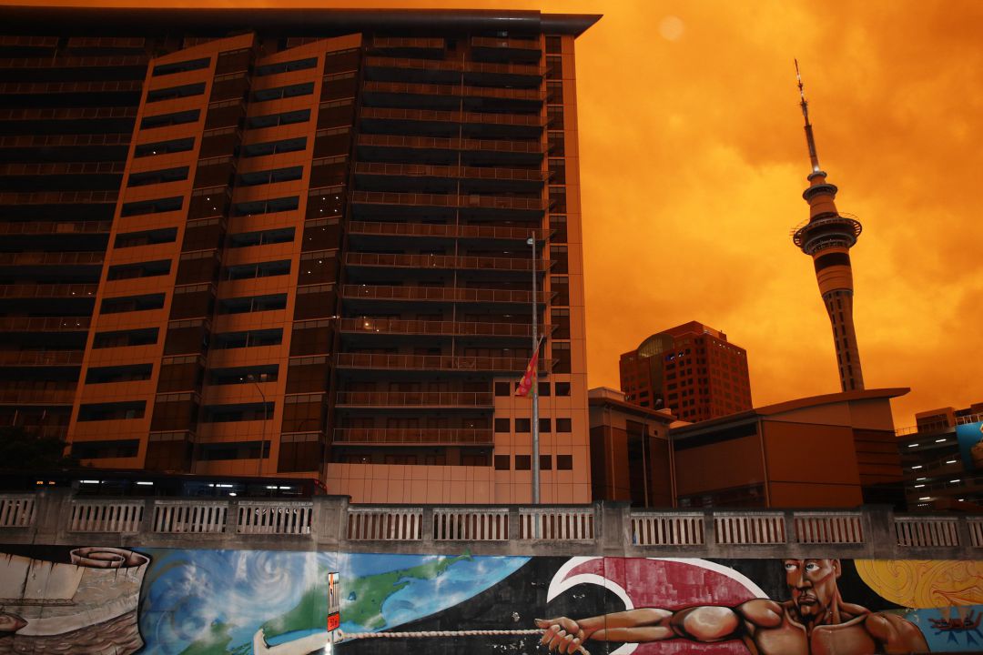Las llamas se reflejan en el cielo de Auckland. Las llamas se reflejan en el cielo de Auckland.