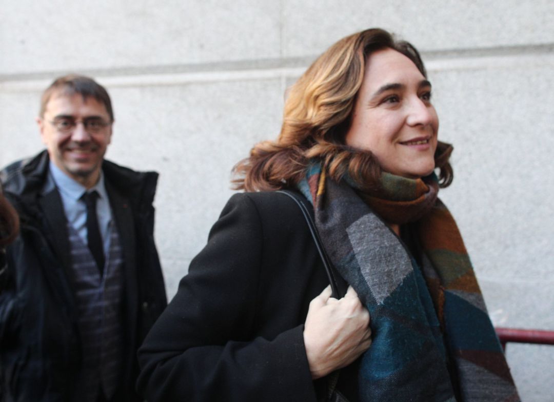 El politólogo y cofundador de Podemos, Juan Carlos Monedero y la alcaldesa de Barcelona, Ada Colau, llegan al Congreso de los Diputados en día de la segunda votación para la investidura del candidato socialista a la presidencia del Gobierno, en Madrid El politólogo y cofundador de Podemos, Juan Carlos Monedero y la alcaldesa de Barcelona, Ada Colau, llegan al Congreso de los Diputados en día de la segunda votación para la investidura del candidato socialista a la presidencia del Gobierno, en Madrid