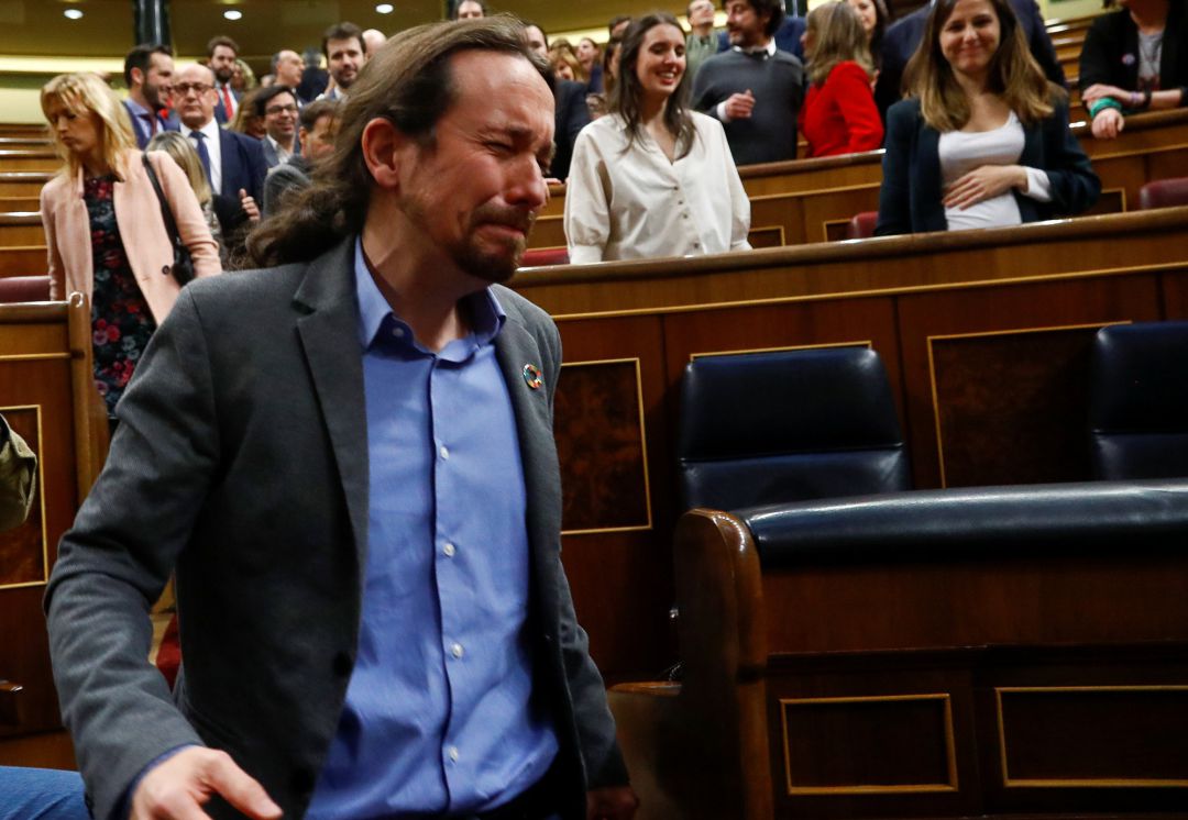 Pablo Iglesias rompe a llorar tras la investidura de Pedro Sánchez Pablo Iglesias rompe a llorar tras la investidura de Pedro Sánchez