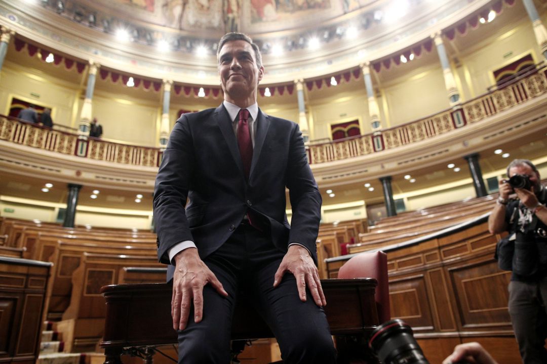 El presidente del Gobierno, Pedro Sánchez, posa sonriente en el hemiciclo del Congreso de los Diputados, tras obtener una votación favorable a su investidura El presidente del Gobierno, Pedro Sánchez, posa sonriente en el hemiciclo del Congreso de los Diputados, tras obtener una votación favorable a su investidura