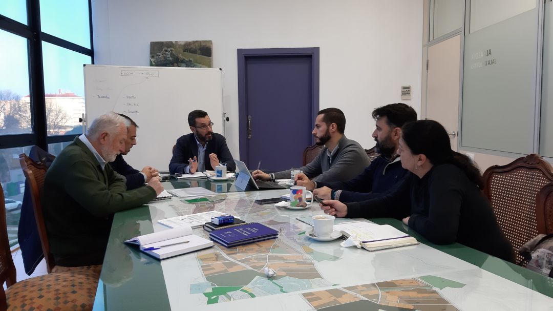 Un momento de la reunión. Un momento de la reunión.