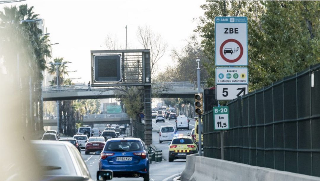 Un cotxe amb càmeres multarà els vehicles sense etiqueta ambiental Un cotxe amb càmeres multarà els vehicles sense etiqueta ambiental