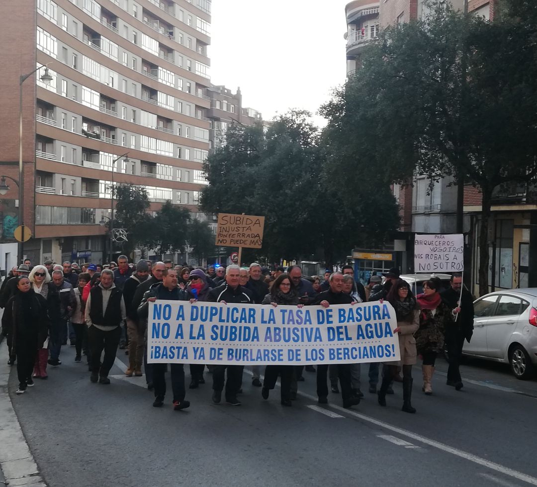 Más de 200 personas secundan la manifestación contra las nuevas tasas en Ponferrada Más de 200 personas secundan la manifestación contra las nuevas tasas en Ponferrada