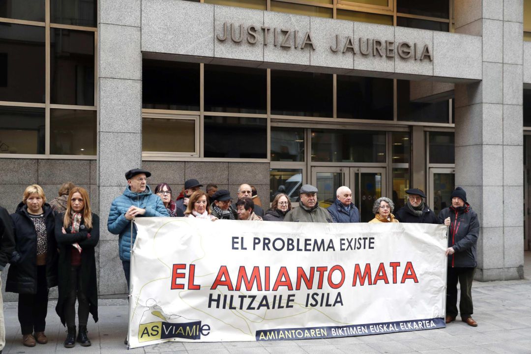 Miembros de la asociación vasca de víctimas del amianto ASVIAMIE durante la concentración este martes para expresar su apoyo a un trabajador que reclama 320.000 euros a empresas como Iberdrola, Petronor y Repsol por no informarle de los riesgos de la manipulación del amianto en su puesto de trabajo, que le hizo enfermar. Miembros de la asociación vasca de víctimas del amianto ASVIAMIE durante la concentración este martes para expresar su apoyo a un trabajador que reclama 320.000 euros a empresas como Iberdrola, Petronor y Repsol por no informarle de los riesgos de la manipulación del amianto en su puesto de trabajo, que le hizo enfermar.